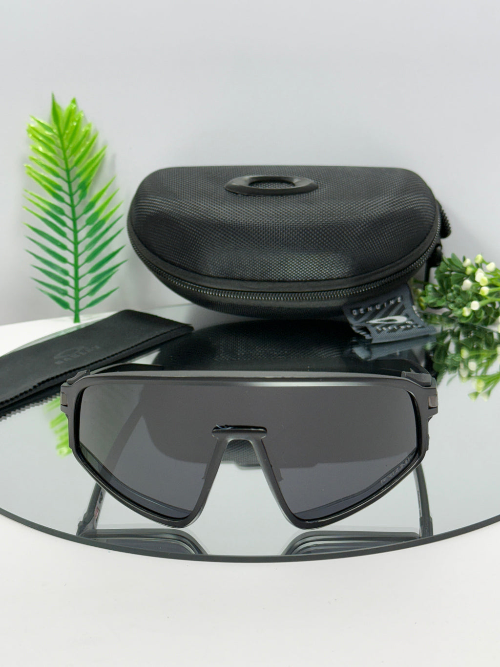 Oakley Latch Panel ( Black & Black )