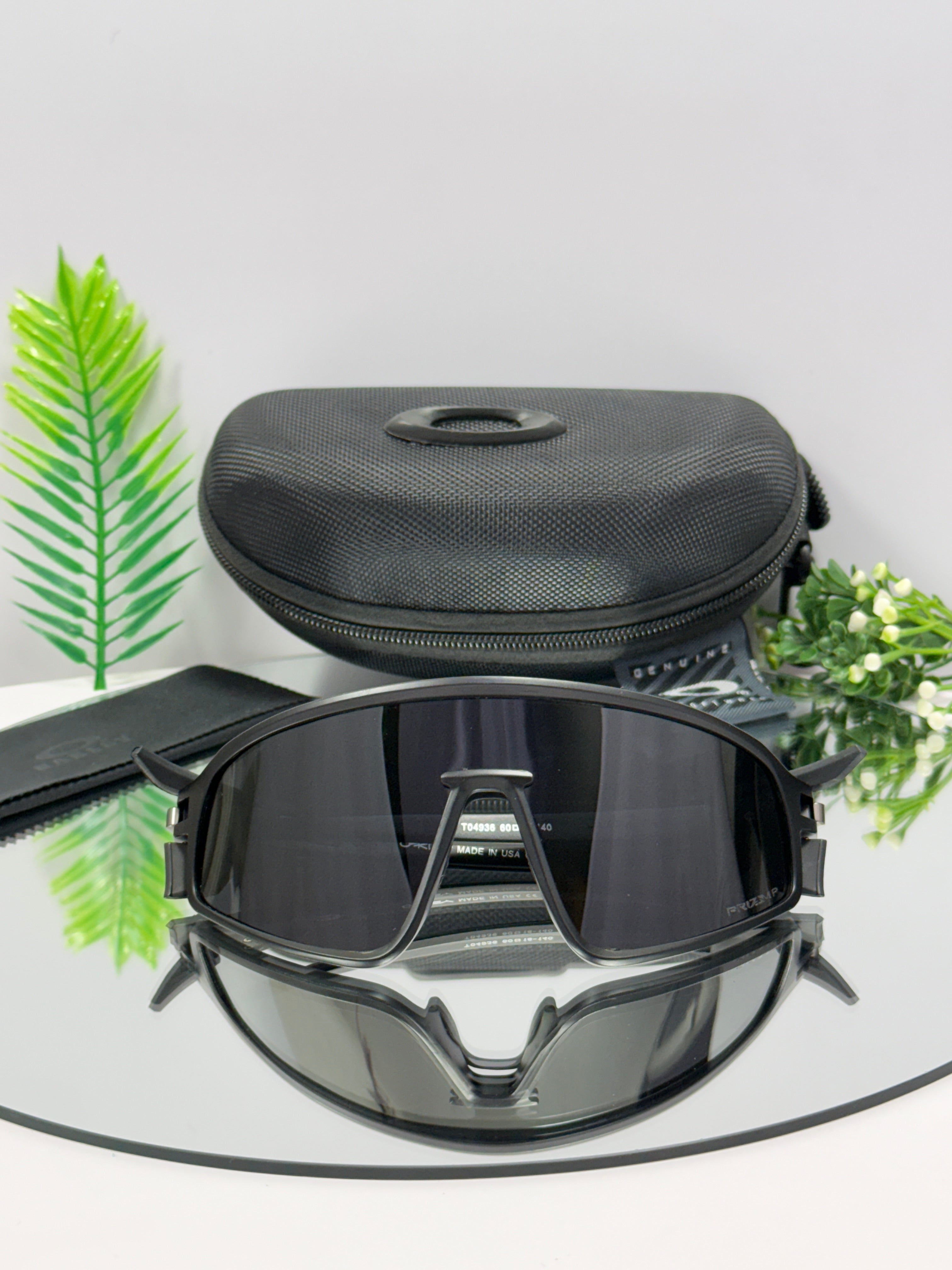 Oakley Latch Panel ( Black & Black )